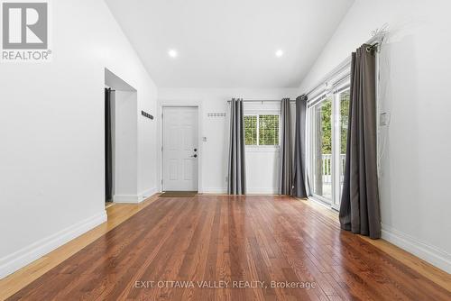 79 Doran Street, Petawawa, ON - Indoor Photo Showing Other Room