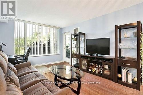 410 - 100 Upper Madison Avenue, Toronto, ON - Indoor Photo Showing Living Room