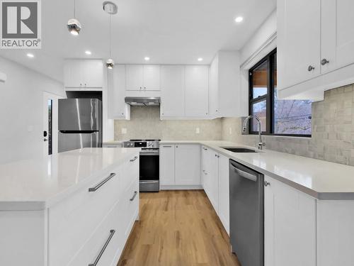 700 Churchill Avenue, Penticton, BC - Indoor Photo Showing Kitchen With Upgraded Kitchen