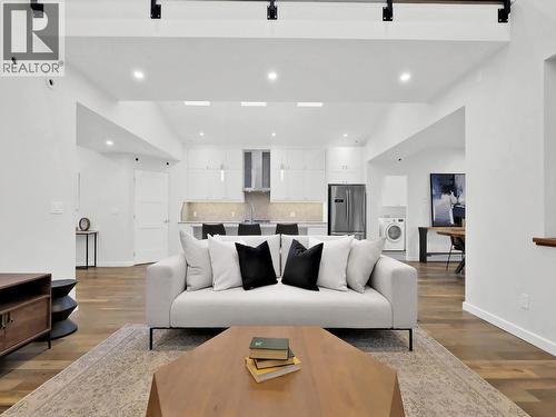 700 Churchill Avenue, Penticton, BC - Indoor Photo Showing Living Room