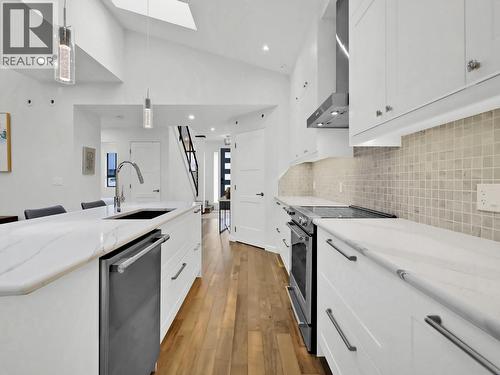 700 Churchill Avenue, Penticton, BC - Indoor Photo Showing Kitchen With Upgraded Kitchen