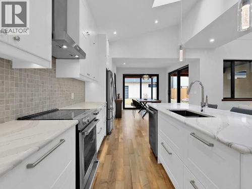 700 Churchill Avenue, Penticton, BC - Indoor Photo Showing Kitchen With Upgraded Kitchen