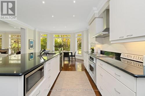 562 Gladwyne Court, Mississauga, ON - Indoor Photo Showing Kitchen With Upgraded Kitchen