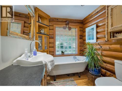 Antique claw foot tub - 2726 Tranquil Place, Blind Bay, BC - Indoor Photo Showing Bathroom