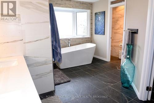 59 Glencoe Crescent, Kingston (West Of Sir John A. Blvd), ON - Indoor Photo Showing Bathroom