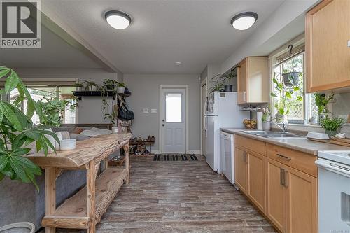 1050 Southwood Dr, Nanaimo, BC - Indoor Photo Showing Kitchen With Double Sink