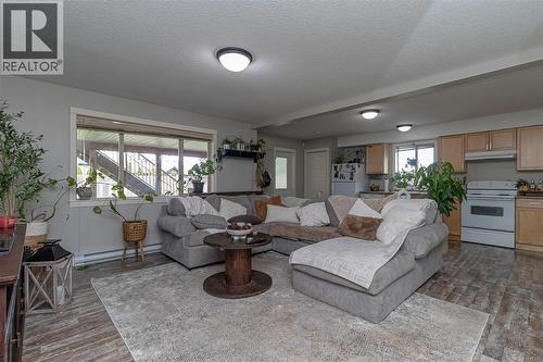 1050 Southwood Dr, Nanaimo, BC - Indoor Photo Showing Living Room
