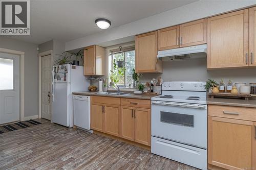 1050 Southwood Dr, Nanaimo, BC - Indoor Photo Showing Kitchen With Double Sink