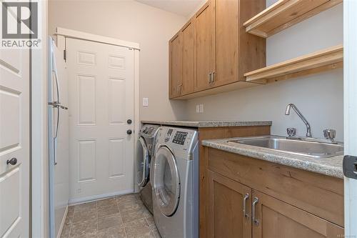 1050 Southwood Dr, Nanaimo, BC - Indoor Photo Showing Laundry Room