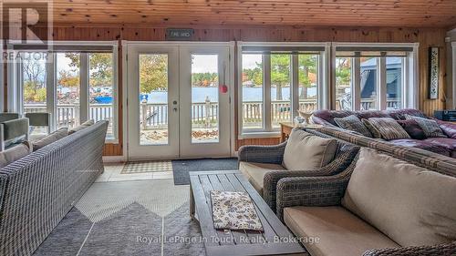 2849 Honey Harbour Road, Georgian Bay (Baxter), ON - Indoor Photo Showing Living Room