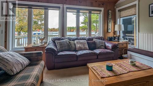 2849 Honey Harbour Road, Georgian Bay (Baxter), ON - Indoor Photo Showing Living Room