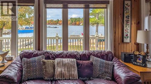 2849 Honey Harbour Road, Georgian Bay (Baxter), ON - Indoor Photo Showing Living Room