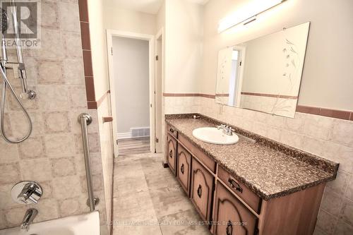 Upper - 211 Main Street E, Grimsby (Grimsby East), ON - Indoor Photo Showing Bathroom