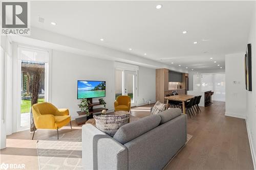 43 Rockmount Crescent, Gravenhurst, ON - Indoor Photo Showing Living Room