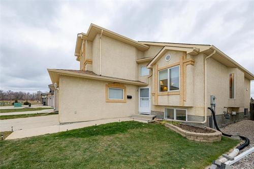 115 Cloverwood Rd, Winnipeg, MB 