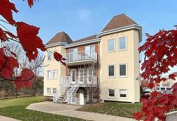1252 Rue Notre-Dame-de-Fatima  Laval (Pont-Viau), QC H7G 4Y5