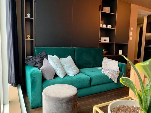 Salon - 620-1188 Rue St-Antoine O., Montréal (Ville-Marie), QC - Indoor