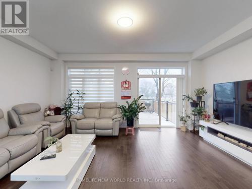 43 Titan Trail, Markham, ON - Indoor Photo Showing Living Room