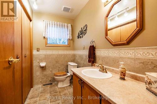 main floor bath with laundry in the closet - 1156 Vera Street, Greater Sudbury (Valley East), ON - Indoor Photo Showing Bathroom