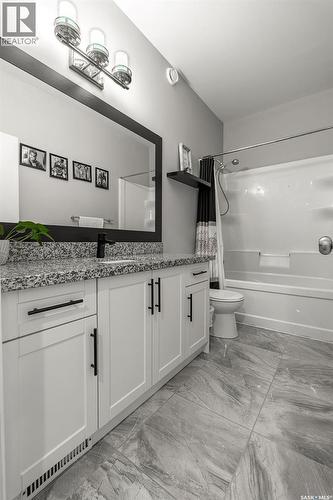 712 Maple Court, Warman, SK - Indoor Photo Showing Bathroom