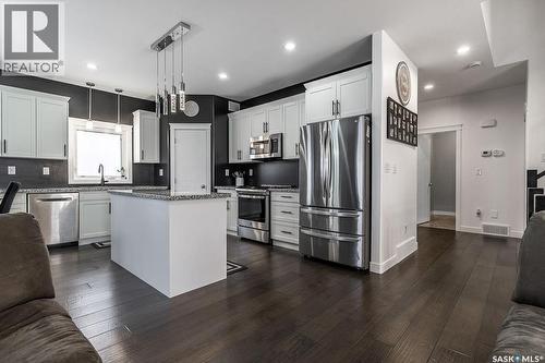 712 Maple Court, Warman, SK - Indoor Photo Showing Kitchen With Upgraded Kitchen