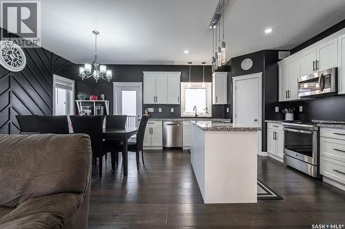 712 Maple Court, Warman, SK - Indoor Photo Showing Kitchen With Upgraded Kitchen