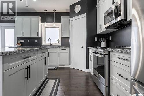 712 Maple Court, Warman, SK - Indoor Photo Showing Kitchen With Upgraded Kitchen