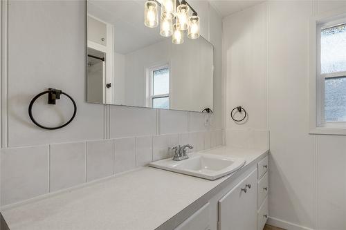 4214 34 Street, Vernon, BC - Indoor Photo Showing Bathroom