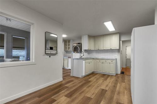 4214 34 Street, Vernon, BC - Indoor Photo Showing Kitchen