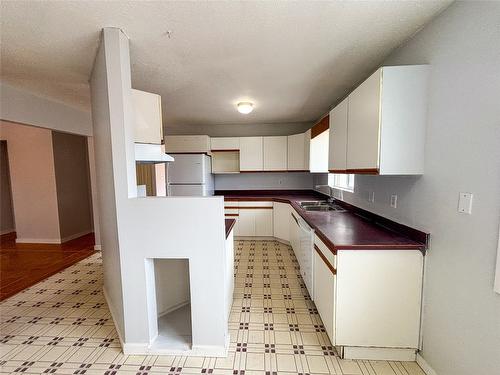 2866 95 Highway, Brisco, BC - Indoor Photo Showing Kitchen With Double Sink