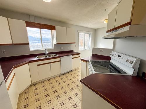 2866 95 Highway, Brisco, BC - Indoor Photo Showing Kitchen With Double Sink