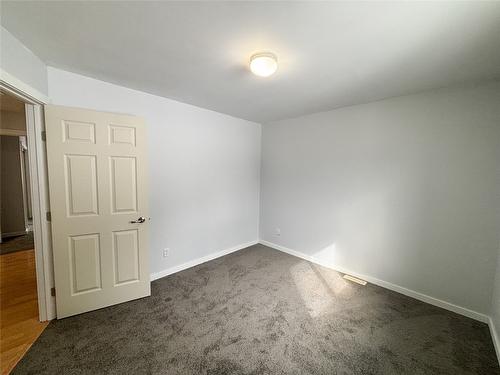 2866 95 Highway, Brisco, BC - Indoor Photo Showing Other Room