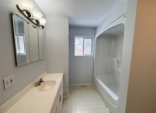 2866 95 Highway, Brisco, BC - Indoor Photo Showing Bathroom