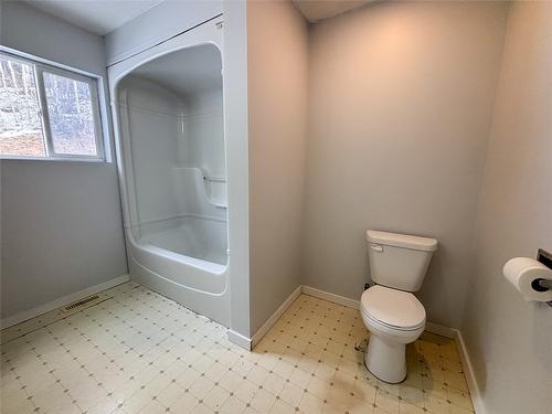 2866 95 Highway, Brisco, BC - Indoor Photo Showing Bathroom