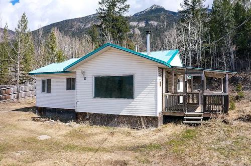 2866 95 Highway, Brisco, BC - Outdoor