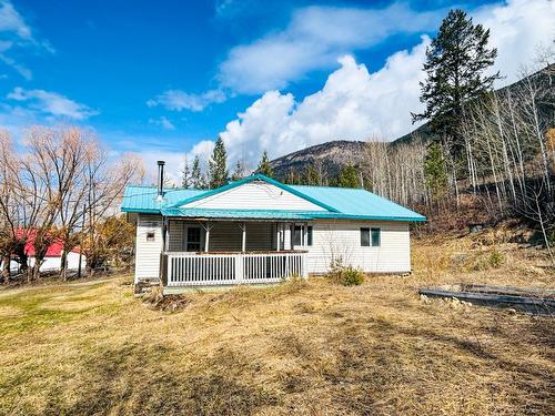 2866 95 Highway, Brisco, BC - Outdoor With Deck Patio Veranda