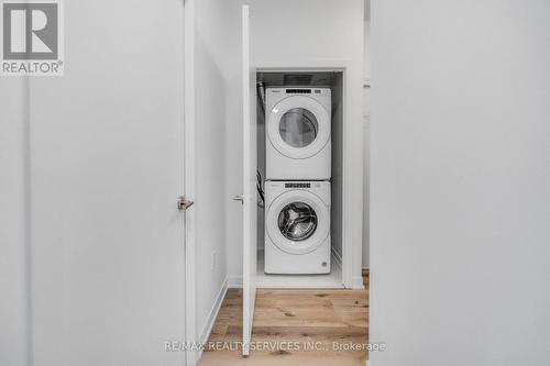 628 - 395 Dundas Street W, Oakville, ON - Indoor Photo Showing Laundry Room