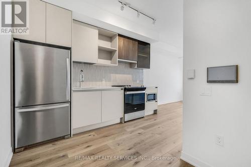 628 - 395 Dundas Street W, Oakville, ON - Indoor Photo Showing Kitchen With Stainless Steel Kitchen