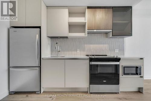 628 - 395 Dundas Street W, Oakville, ON - Indoor Photo Showing Kitchen