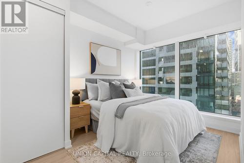 1509 - 8 Wellesley Street W, Toronto, ON - Indoor Photo Showing Bedroom