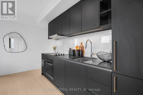 1509 - 8 Wellesley Street W, Toronto, ON - Indoor Photo Showing Kitchen
