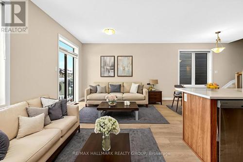 348 Raheen Court Ottawa Circuit, Ottawa, ON - Indoor Photo Showing Living Room