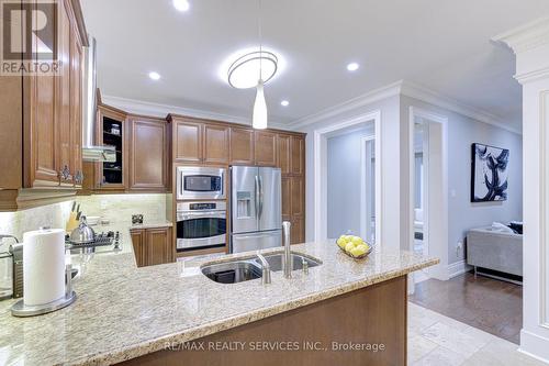16 Fallgate Drive, Brampton, ON - Indoor Photo Showing Kitchen With Double Sink With Upgraded Kitchen