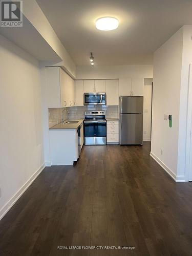 211 - 56 Lakeside Terrace, Barrie, ON - Indoor Photo Showing Kitchen