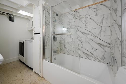 Bathroom - 340  - 342 Rue Notre-Dame, Granby, QC - Indoor Photo Showing Laundry Room