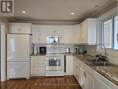 16 Meadowview Road, London South (South O), ON - Indoor Photo Showing Kitchen With Double Sink
