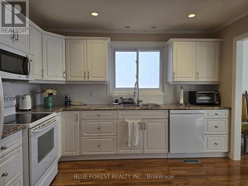 16 Meadowview Road, London South (South O), ON - Indoor Photo Showing Kitchen With Double Sink