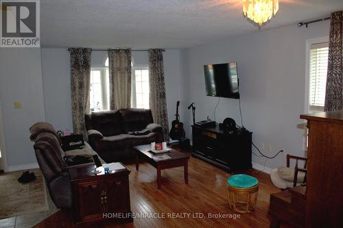 38 Dunsmore Lane, Barrie, ON - Indoor Photo Showing Living Room