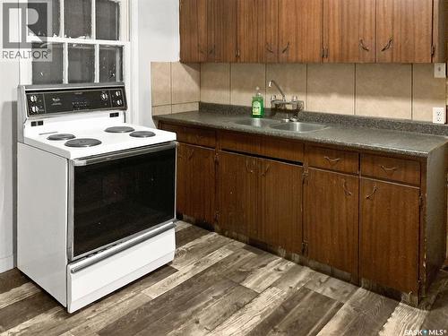 301 Cheadle Street E, Swift Current, SK - Indoor Photo Showing Kitchen With Double Sink