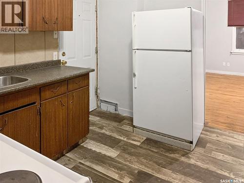 301 Cheadle Street E, Swift Current, SK - Indoor Photo Showing Kitchen